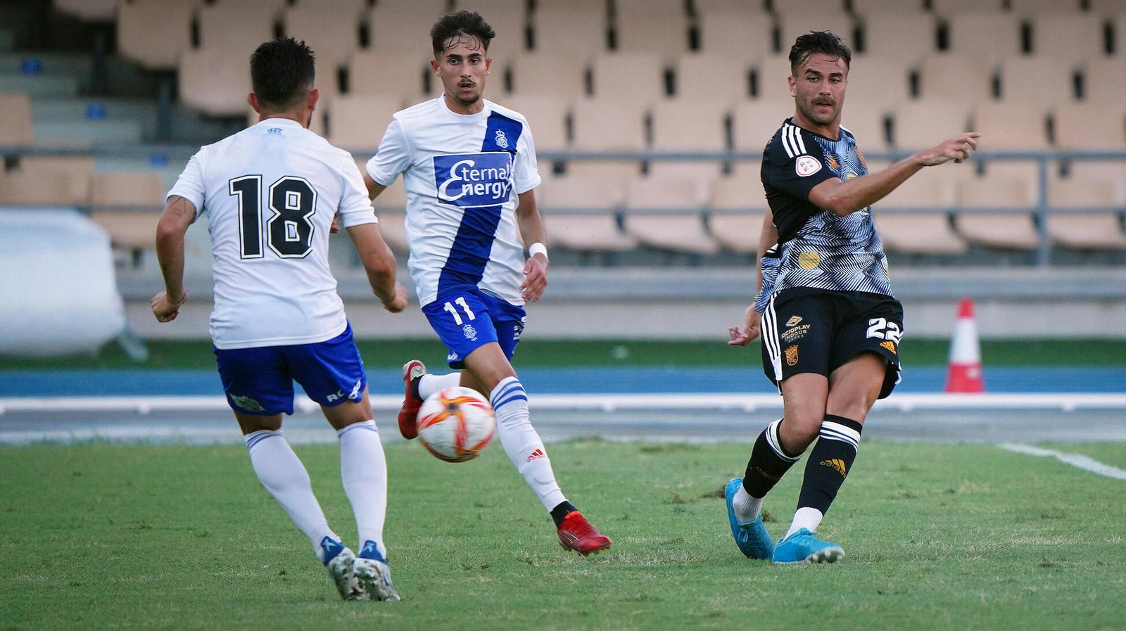 Juan Luna realiza un disparo durante un partido del Xerez CD disputado la pasada temporada en Chapín.
