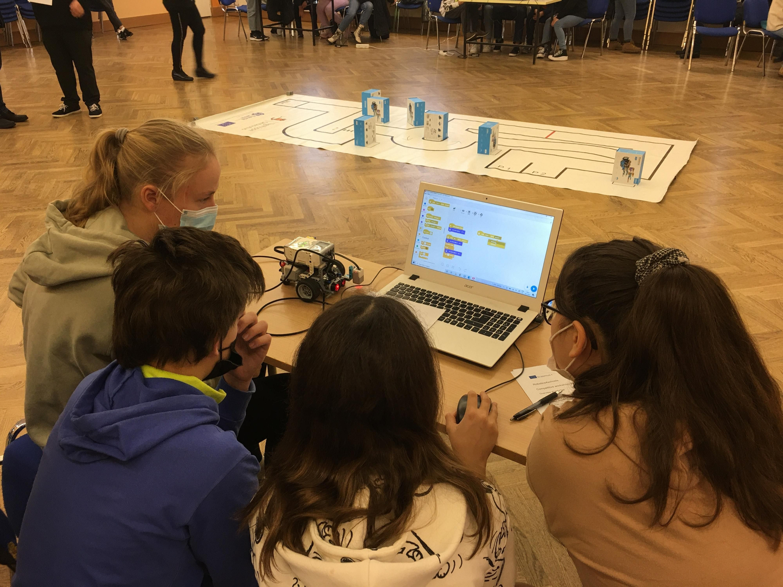 Alumnos del IES Carlos Cano, en el encuentro de robótica en Estonia.