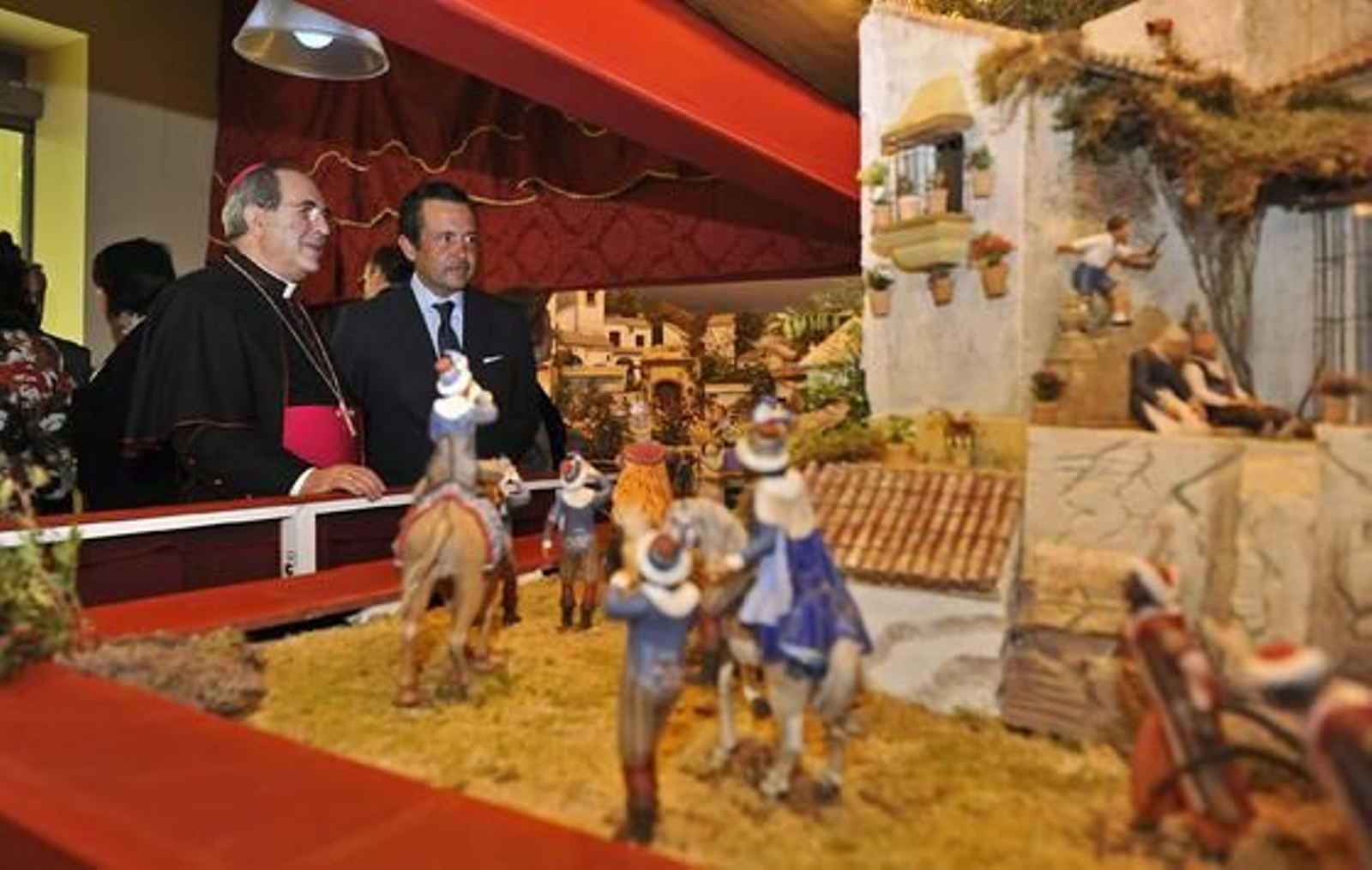 El arzobispo recibe las explicaciones de Gonzalo Madariaga, propietario de la mayoría de las figuras que se exponen en el nacimiento.

Foto: J. C. Vázquez y Victoria Hidalgo