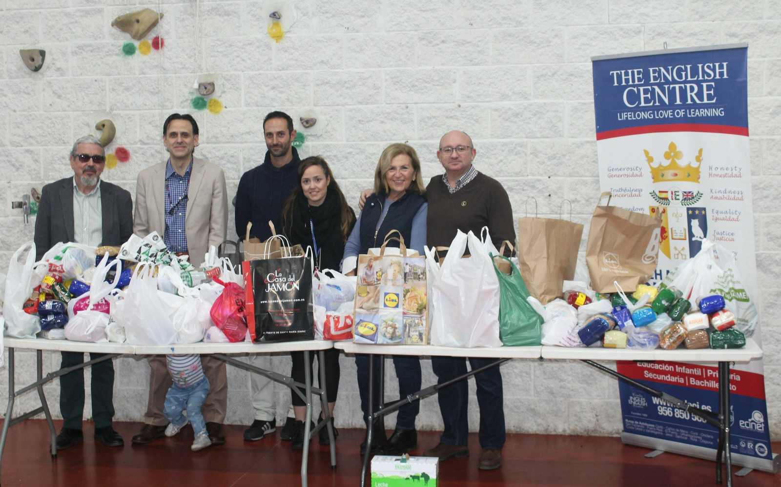El Centro Inglés entrega a Sol y Vida la recaudación de su Masterclass de gimnasia rítmica.