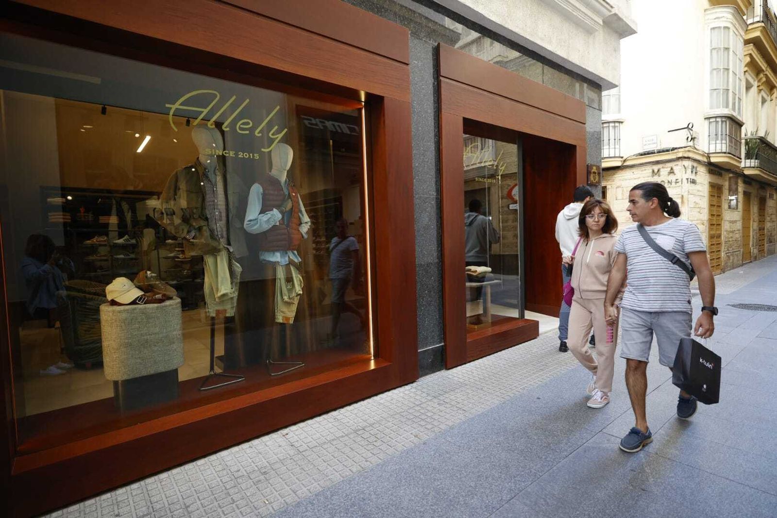 Los nuevos espacarates de la boutique Allely, en la calle Periodista Emilio López.