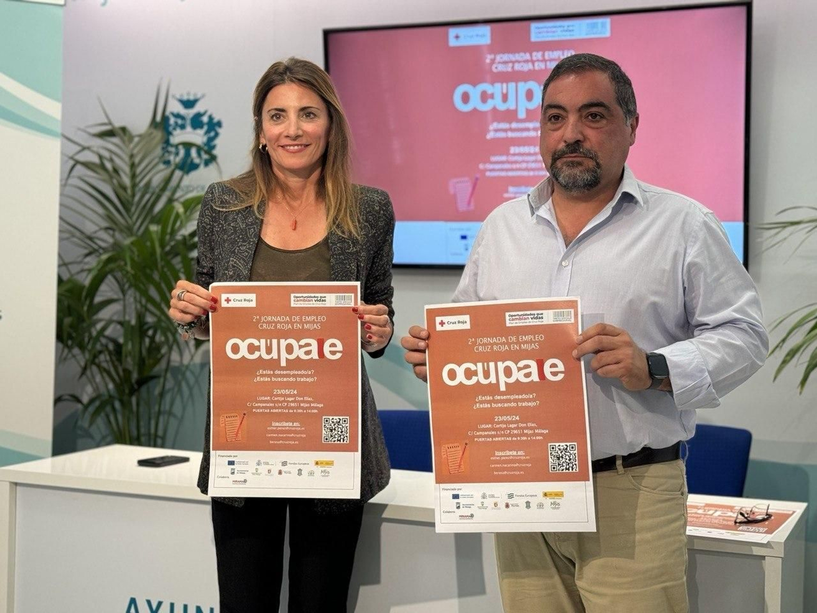 La alcaldesa, Ana Mata, y el presidente de Cruz Roja, Luis Miguel Díaz.