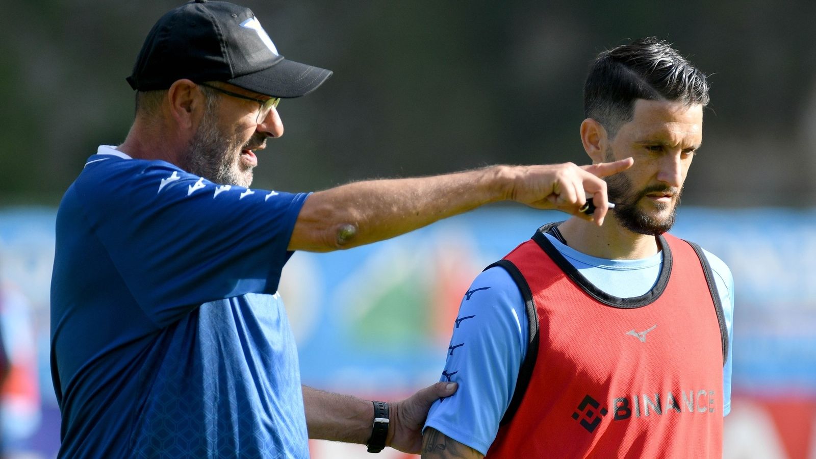 Sarri realiza una indicación en presencia de Luis Alberto.