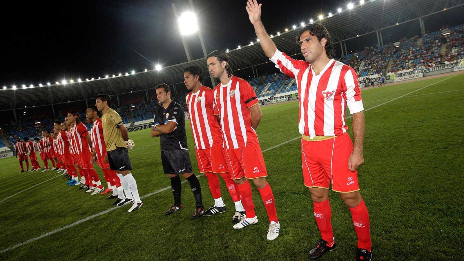 José Ortiz luce la camiseta de Juan Rojas en la presentación de la plantilla rojiblanca de la temporada 2009/10.