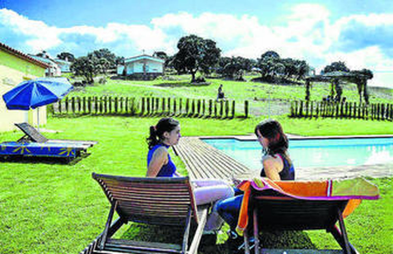 Dos jóvenes en una casa rural.