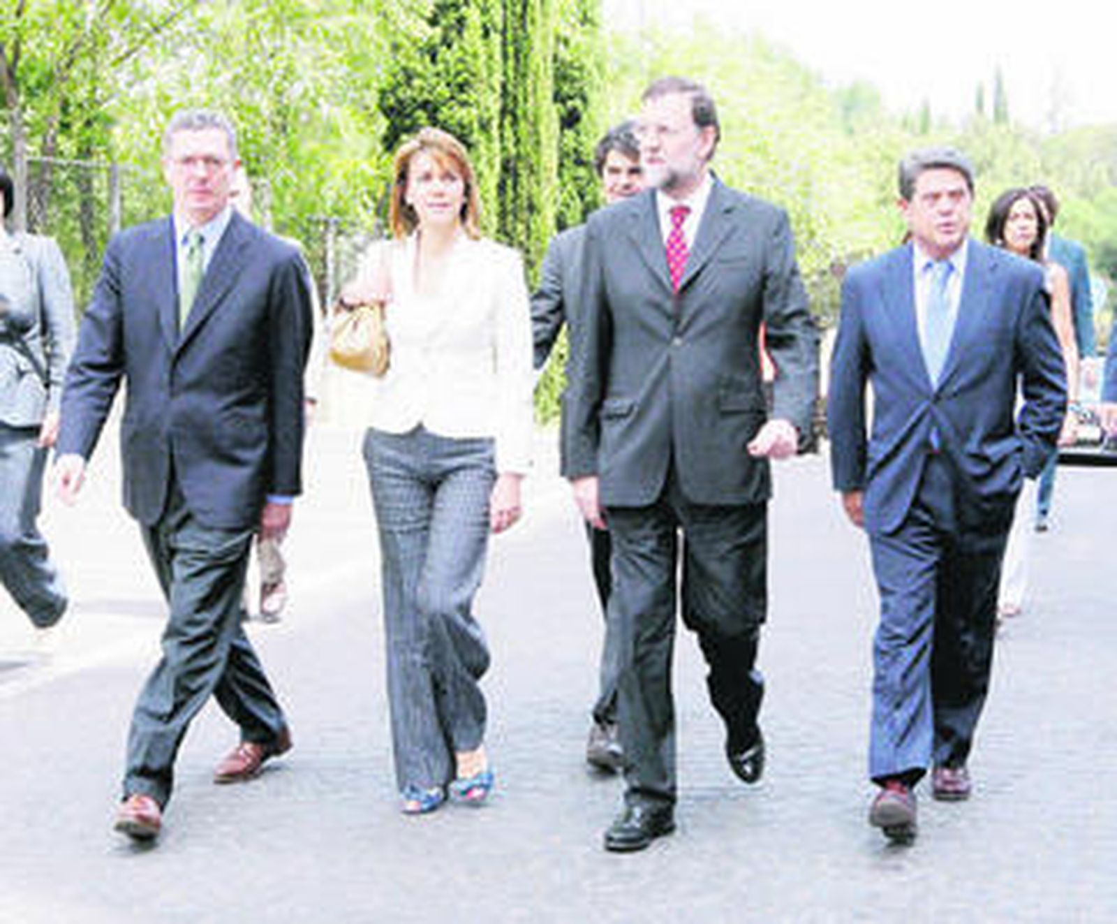 De Cospedal y Trillo flanquean a Rajoy durante un acto reciente organizado por los populares.