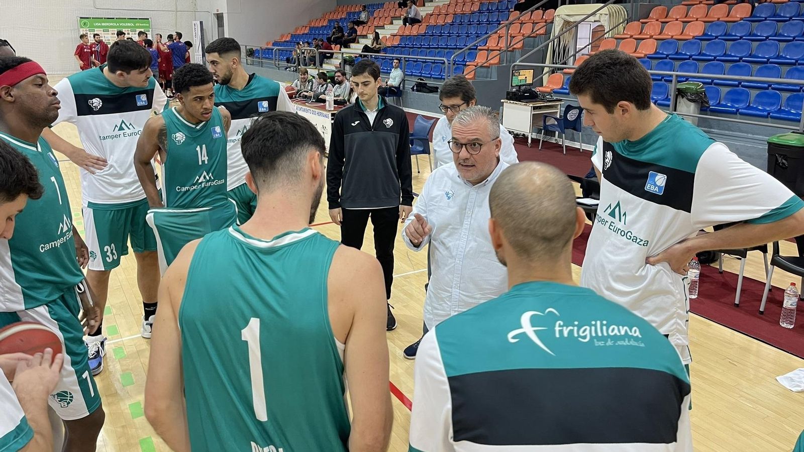Rafa Gomariz, técnico de UCB, da órdenes a sus jugadores en Dos Hermanas.