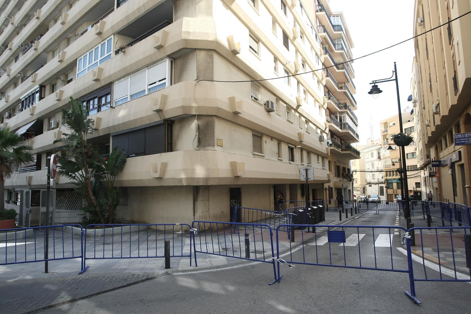 1. Las vallas que impiden la circulación en la calle Muro. 2. La entrada al parking Escalinata que está cerrada. 3. El hueco de la pieza que se desprendió.
