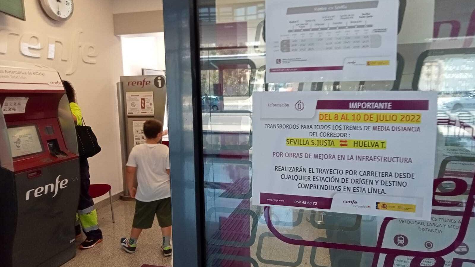 Cartel informativo de la suspensión de servicios ayer en la estación de Huelva.