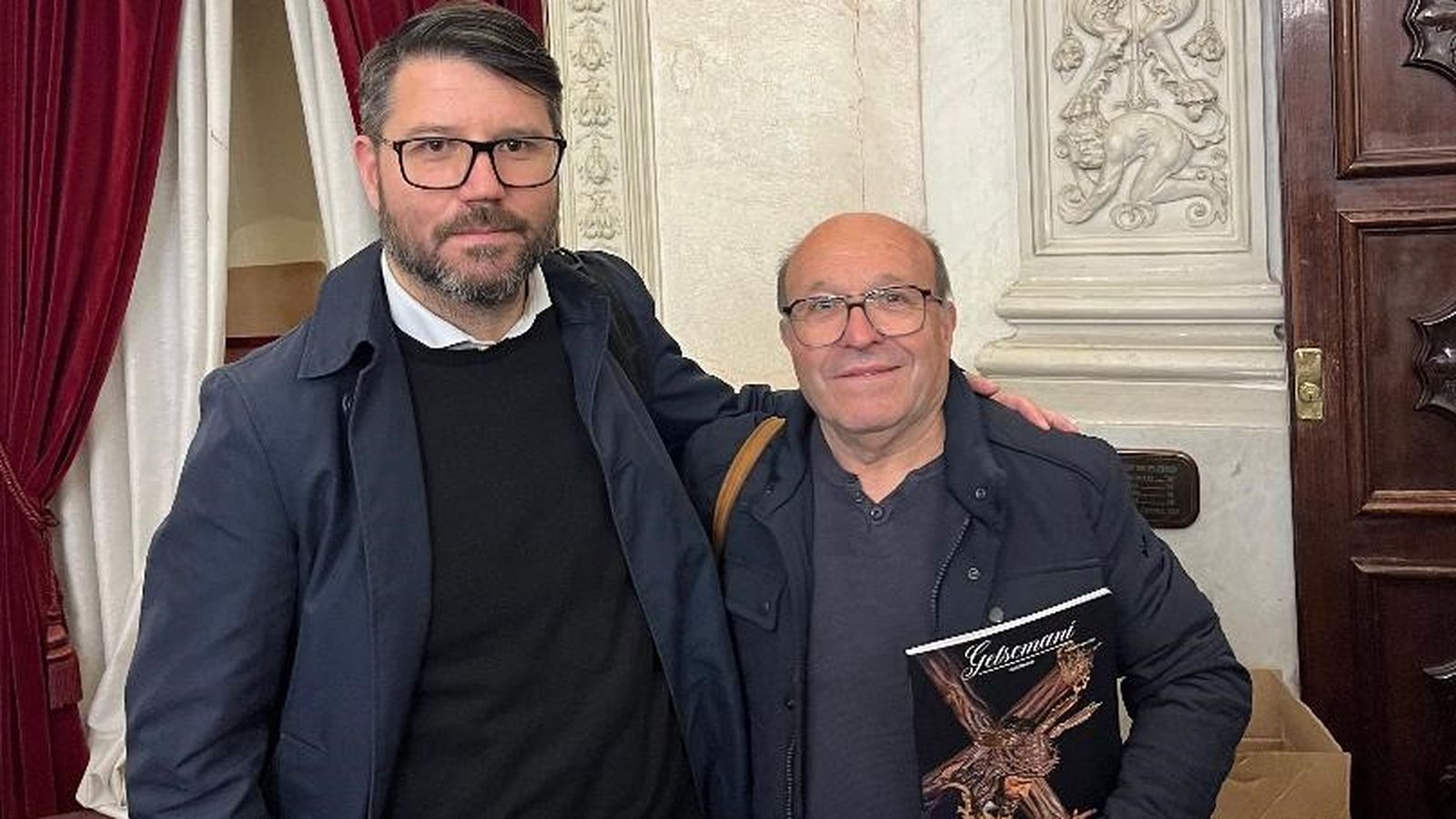 El fotógrafo José María Reyna con su padre en el salón de Plenos del Ayuntamiento de Cádiz.