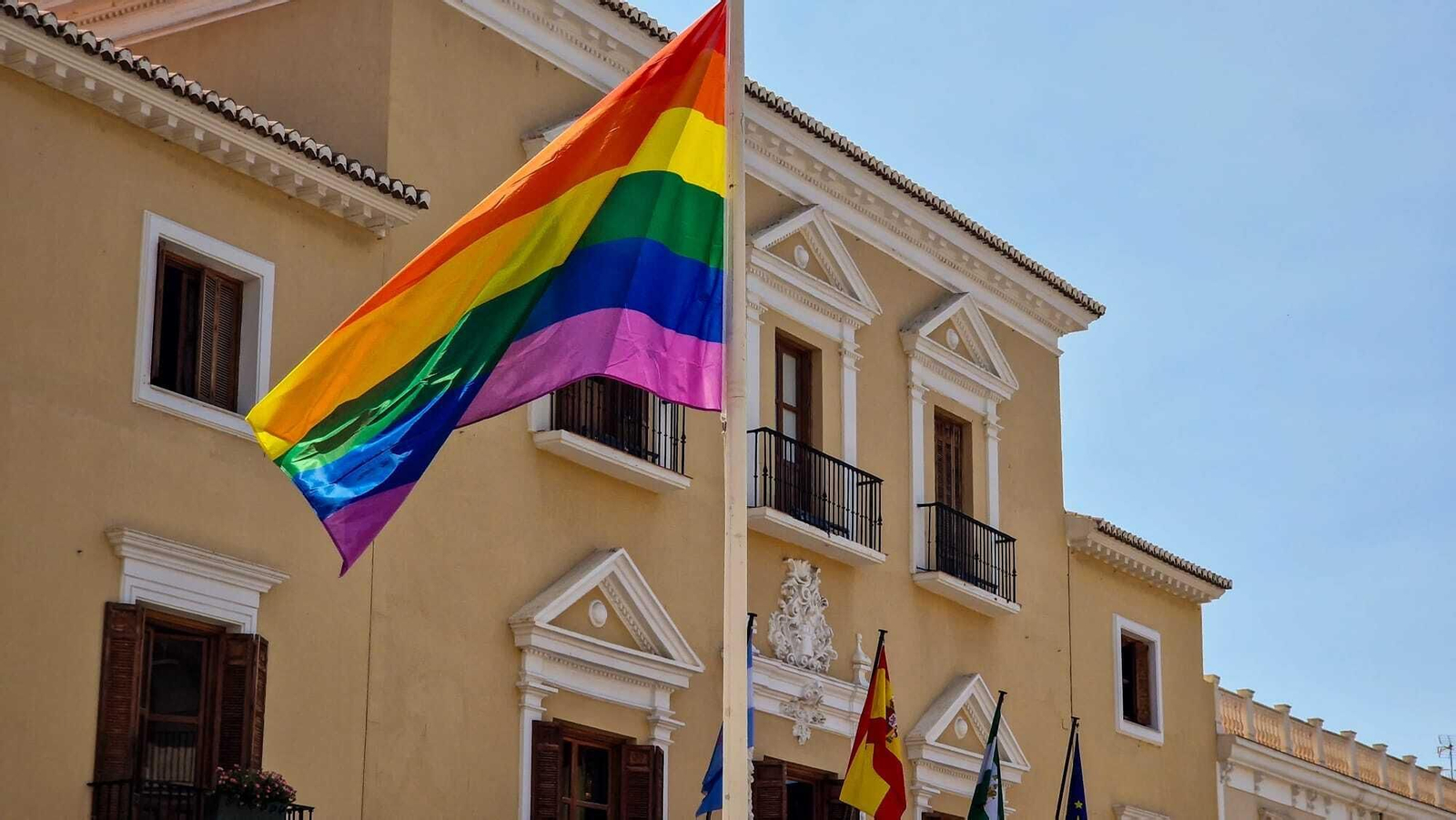 La Costa se suma a la celebración del Orgullo con izado de bandera y reconoce el trabajo de las asociaciones La Costa se suma a la celebración del Orgullo con izado de bandera y reconoce el trabajo de las asociaciones
