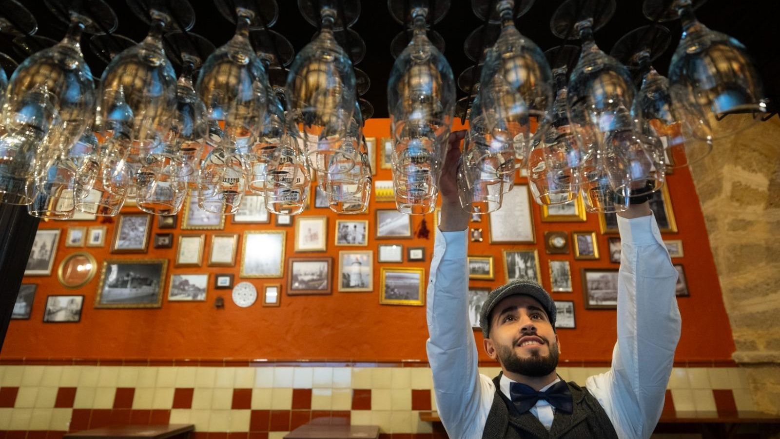Uno de los camareros del local, colocando unas copas.