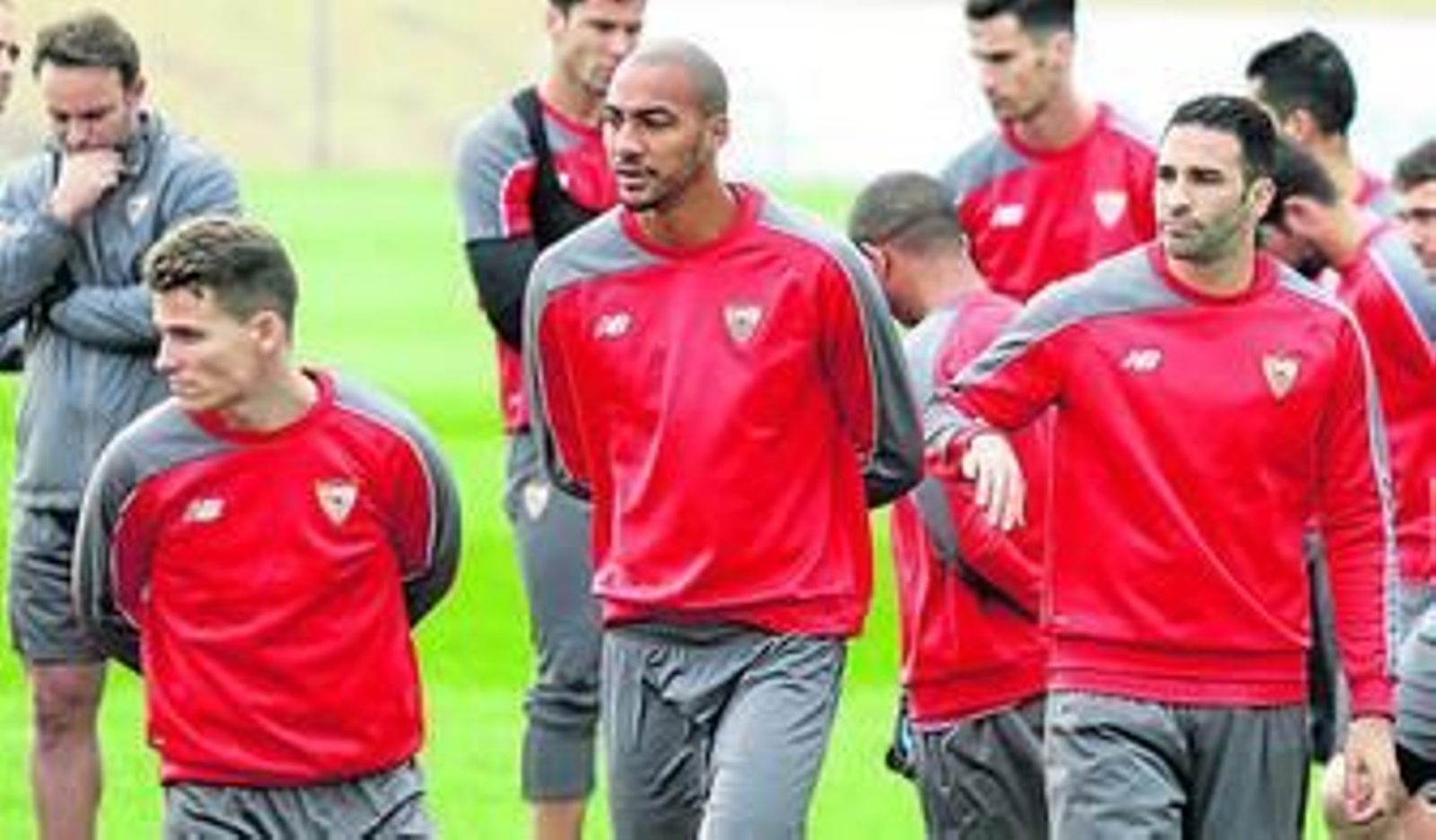 N'Zonzi, flanqueado por dos de sus compatriotas, Gameiro y Rami, en el entrenamiento de ayer.