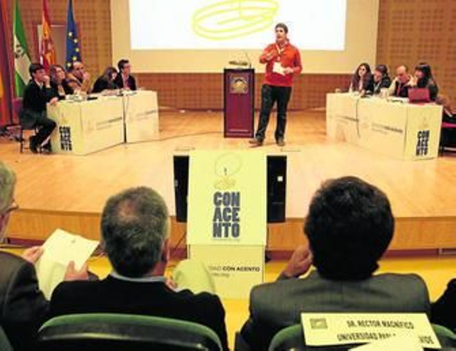 Griñán y Juan Jiménez, rector de la Olavide, presenciando ayer la final del concurso de debates.