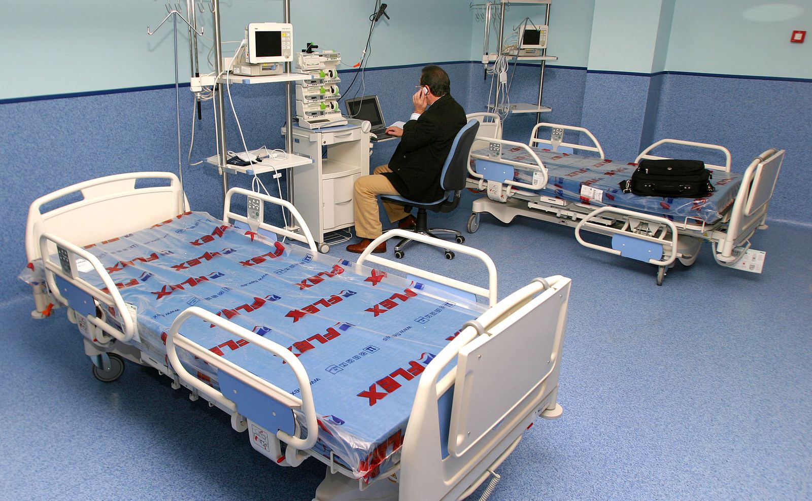 Un médico en la habitación de una clínica privada en el municipio malagueño de Benalmádena.