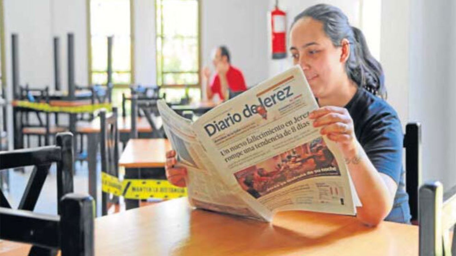 Una mujer lee ‘Diario de Jerez’ en un bar de la ciudad.