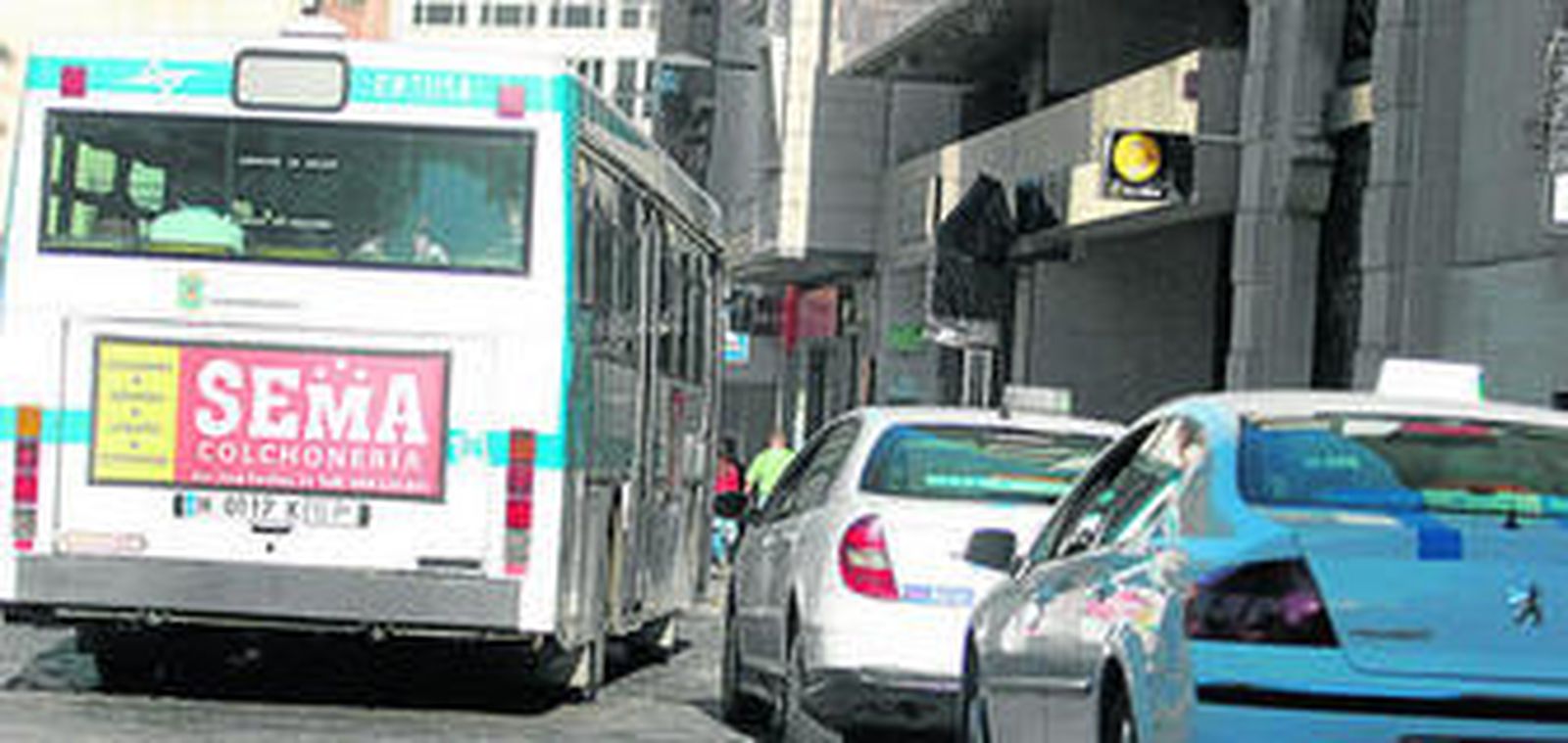 Un autobús urbano y varios taxis en la Plaza de Las Monjas de la capital.