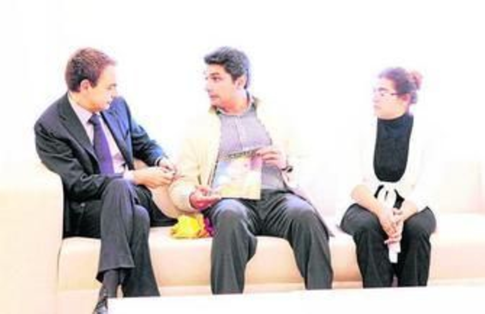 A la izquierda, Juan José Cortés y su esposa Irene Suárez, junto al presidente del Gobierno, en La Moncloa. A la derecha, junto al presidente del PP, Mariano Rajoy.