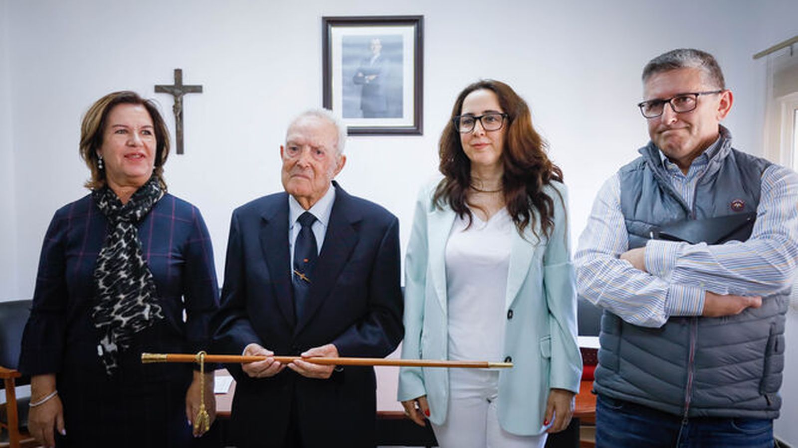Momento en el que José Antonio Torres recuperaba el bastón de mando tras la moción de censura