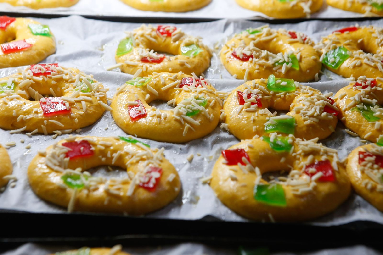 Fotos de la elaboración artesana del roscón de Reyes en la pastelería La Tarifeña