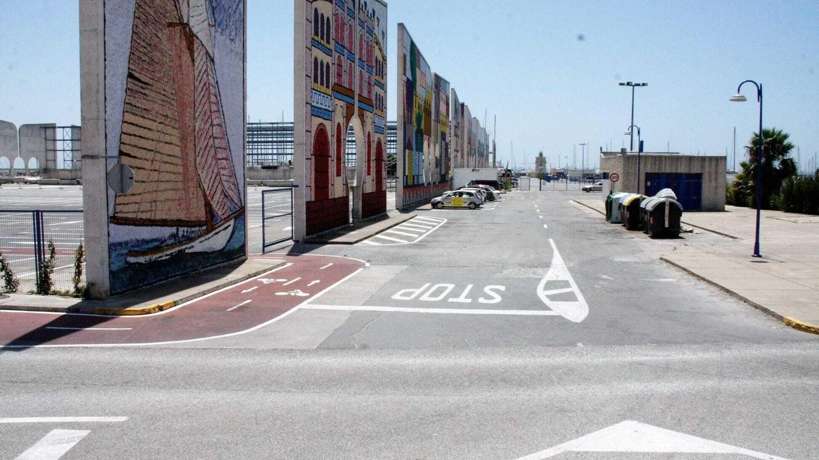 La zona próxima a las pantallas se ha abierto al tráfico como carretera de circunvalación de la dársena. La zona próxima a las pantallas se ha abierto al tráfico como carretera de circunvalación de la dársena.