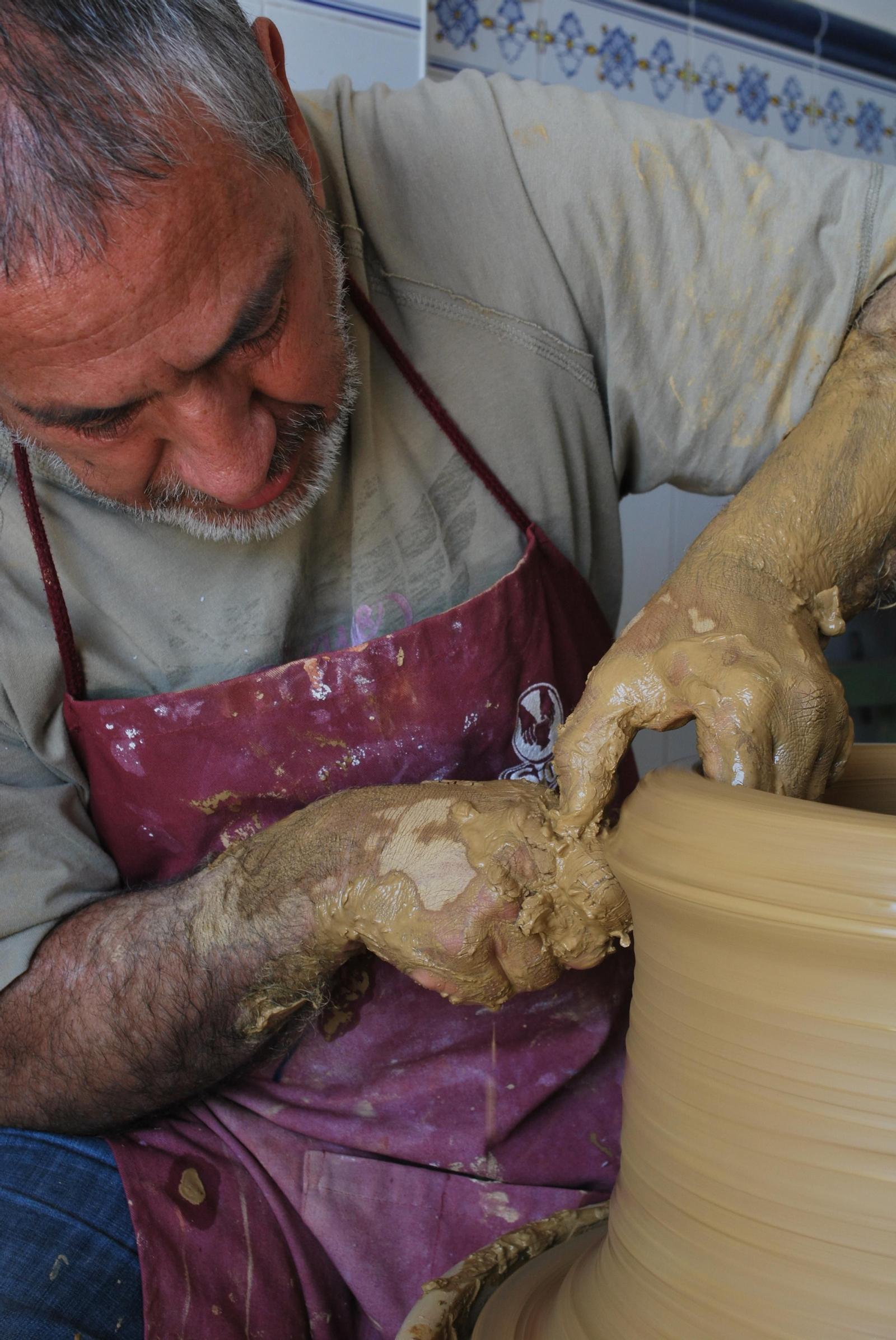 El ceramista Juan Manuel Romero Medina