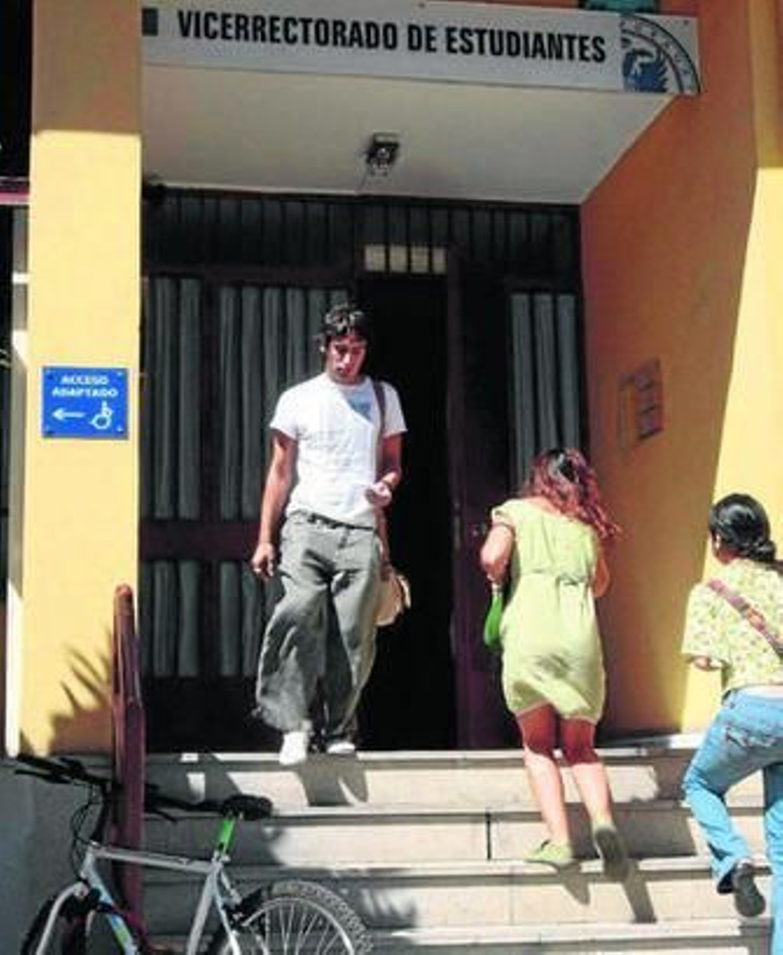 Acceso al Vicerrectorado de Estudiantes, en Fuentenueva.