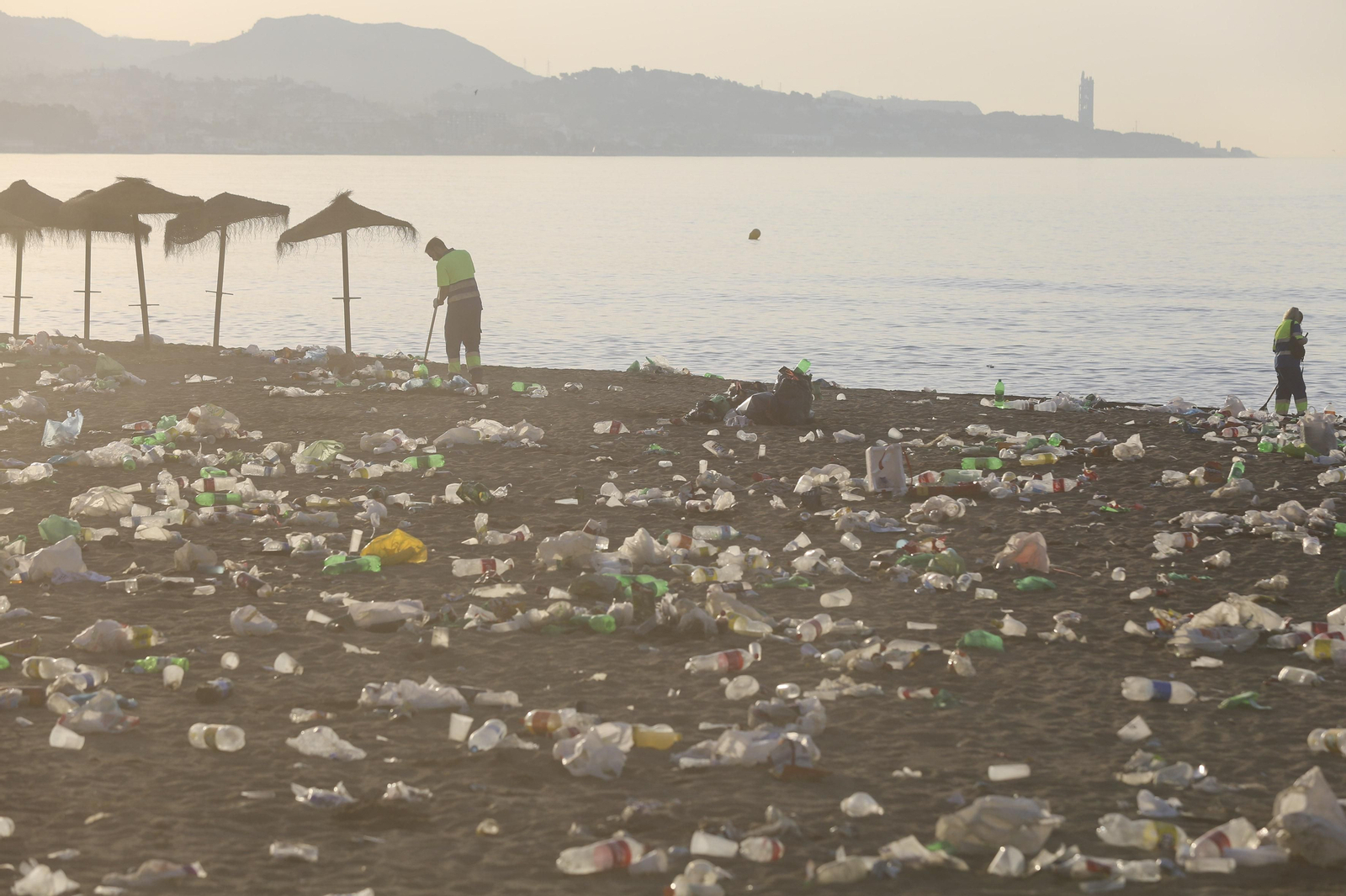 Las fotos de la basura en las playas de Málaga tras San Juan