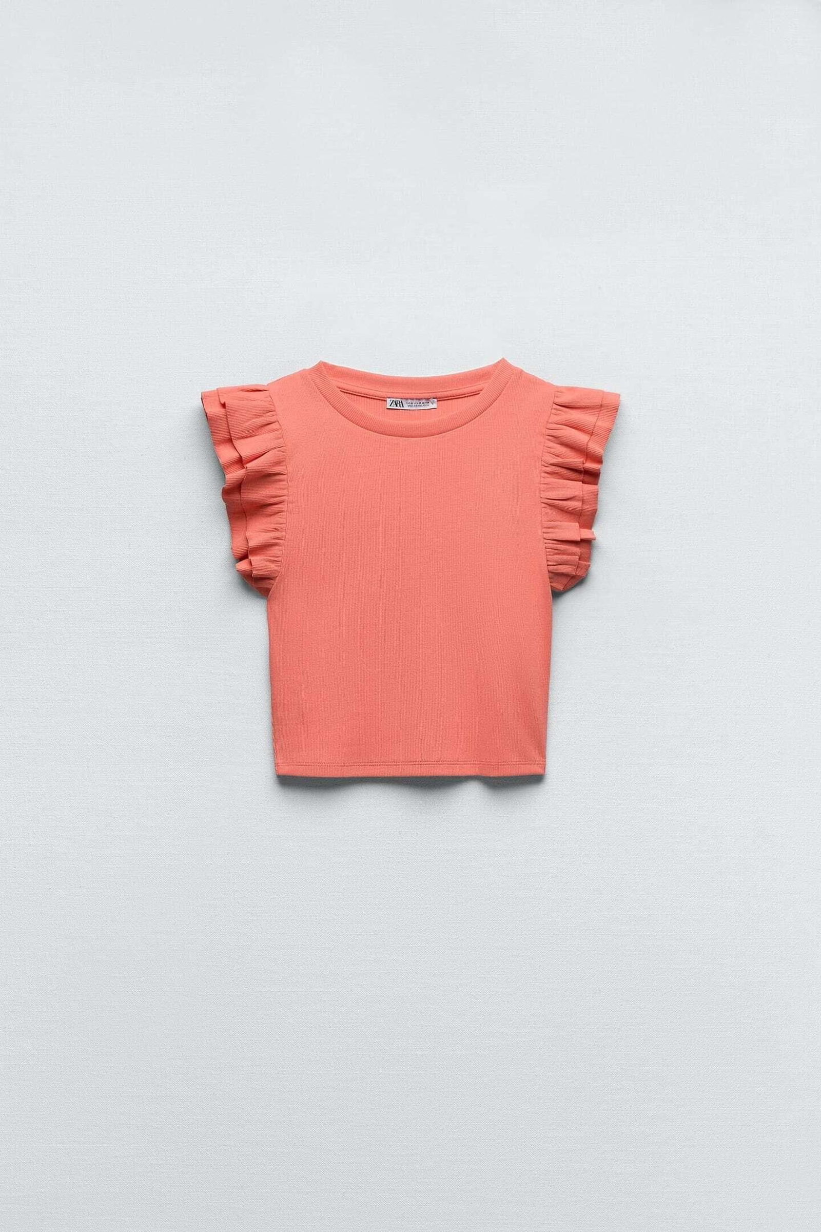 Camiseta con volantes en color naranja de Zara.