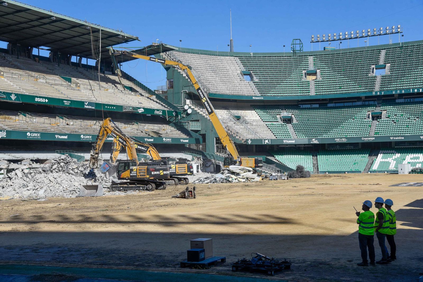 Las imágenes de la retirada de la cubierta de preferencia del Benito Villamarín