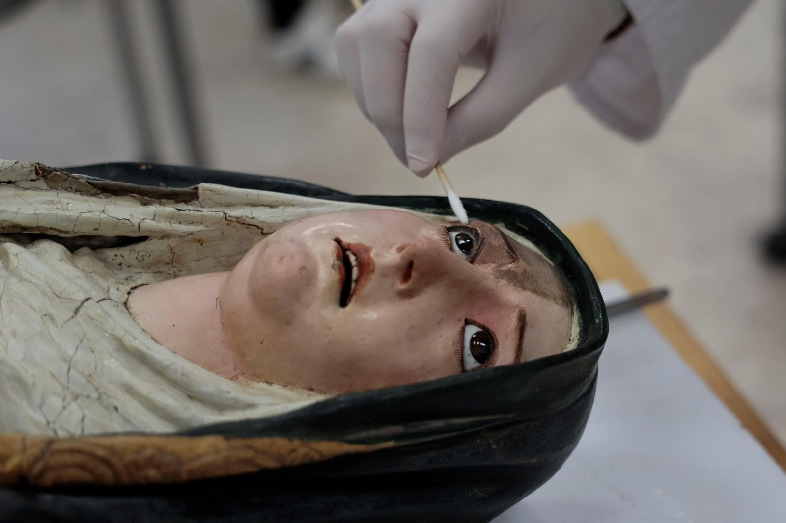 Trabajos de limpieza en el rostro de la Dolorosa de Cristóbal Ramos.