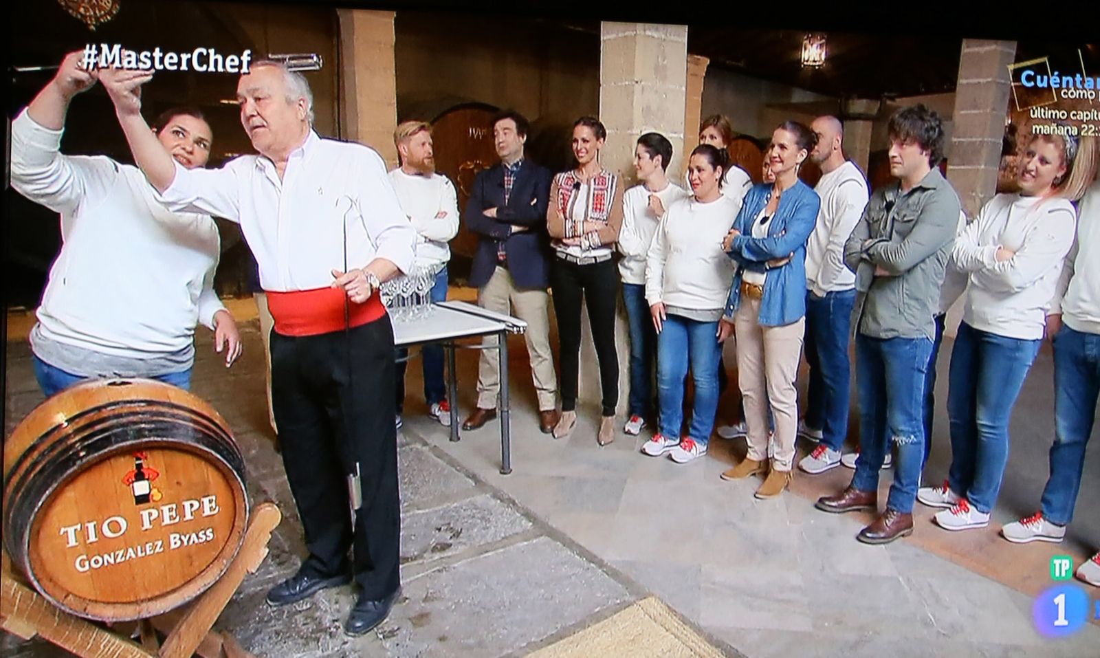 Concursantes y jurado de 'Masterchef' en las bodegas jerezanas.