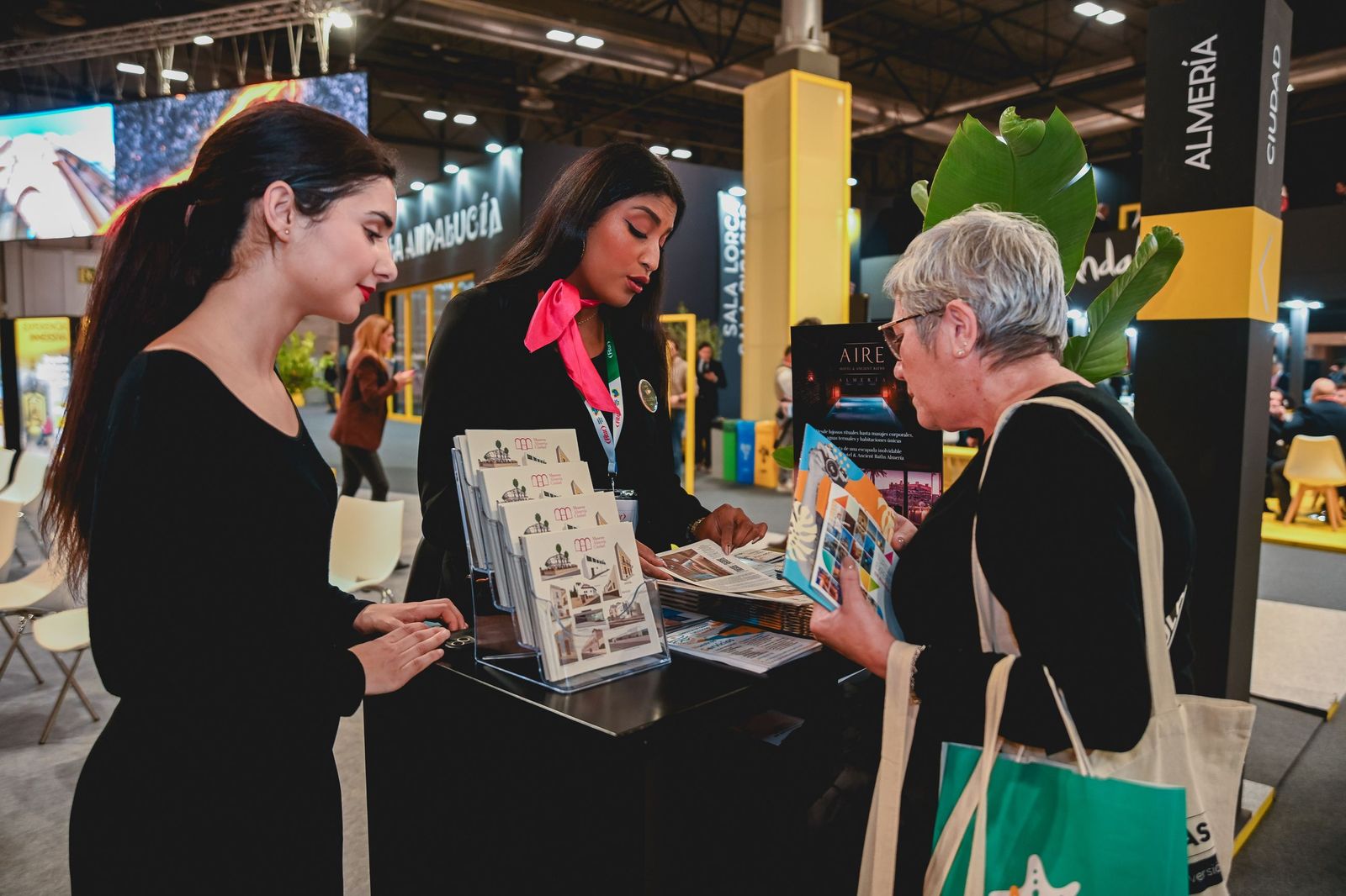Una mujer se interesa por los atractivos de Almería en la pasada edición de Fitur.