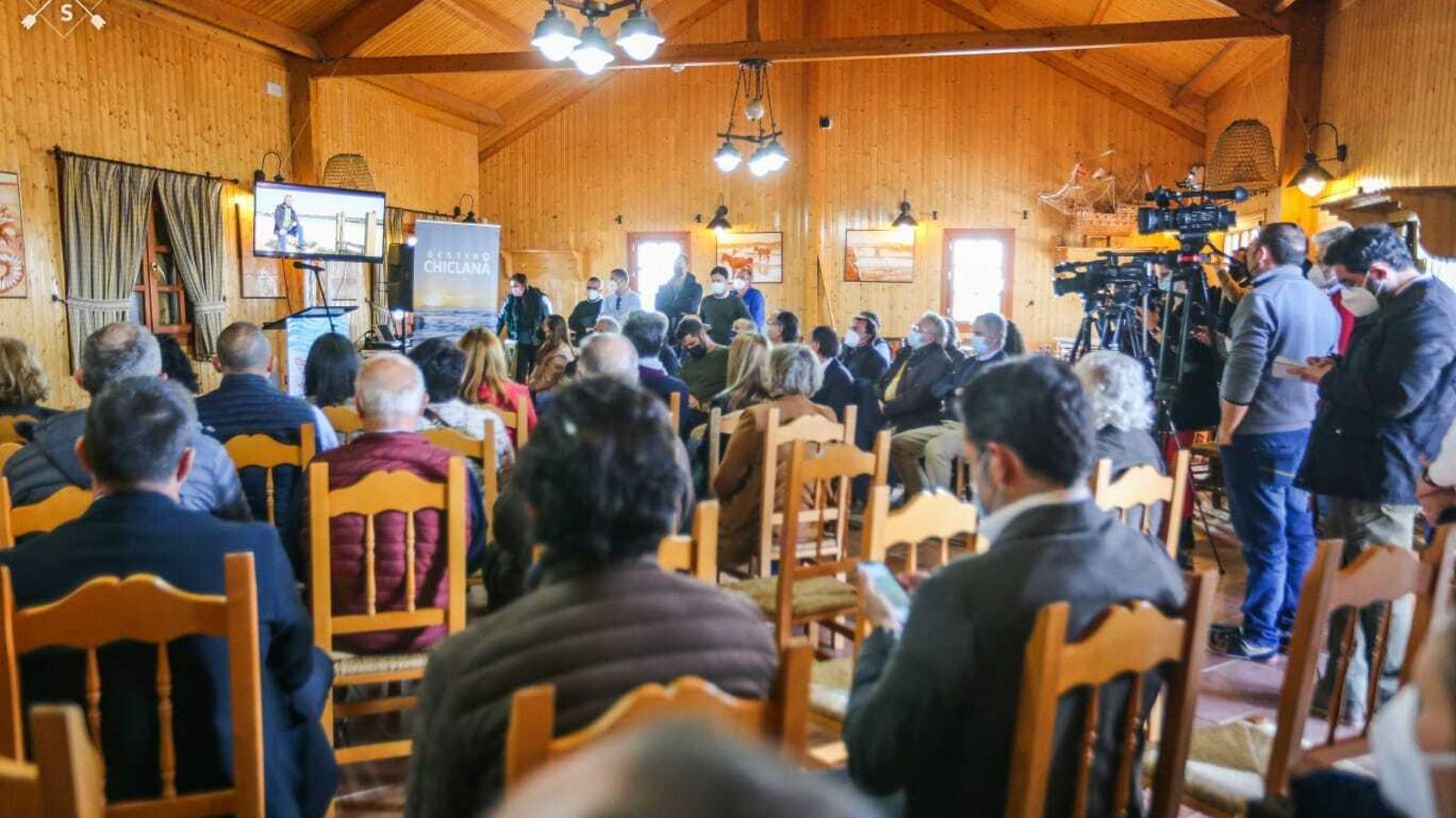 Momento de la proyección del vídeo promocional de la nueva marca, este lunes en los esteros de Manguita.