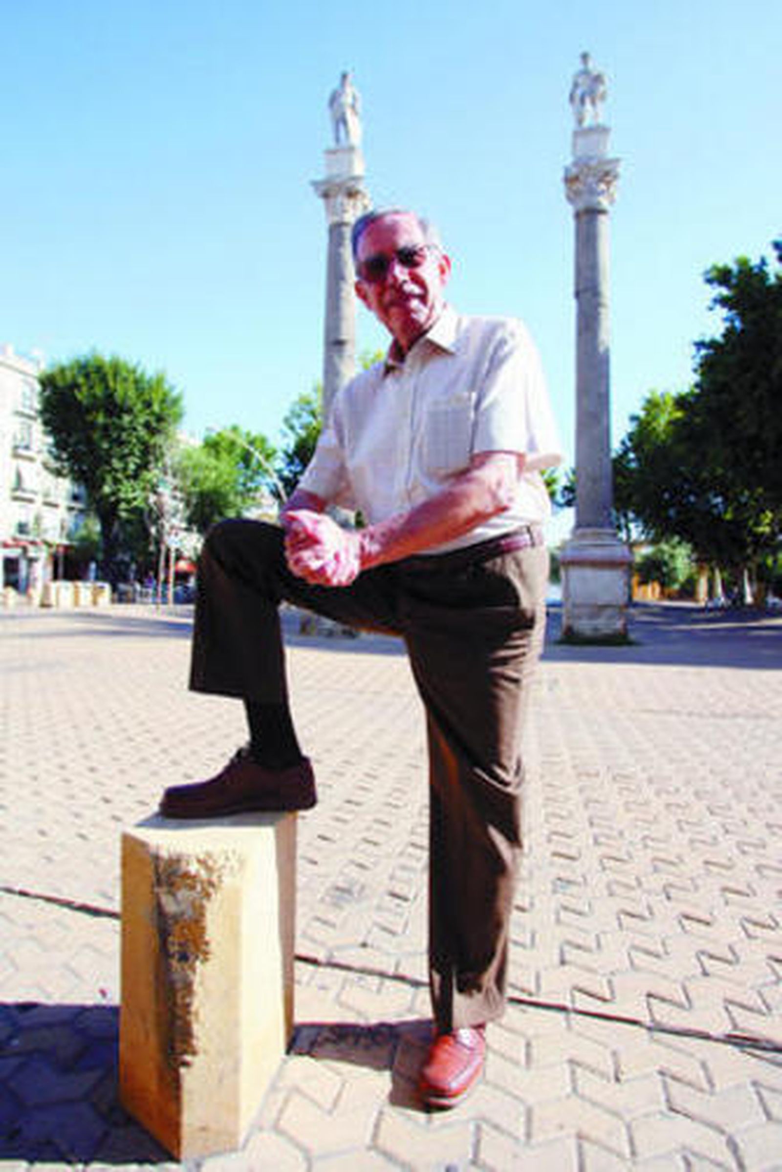 Vélez Nieto, entre las columnas de Hércules y Julio César de la Alameda.