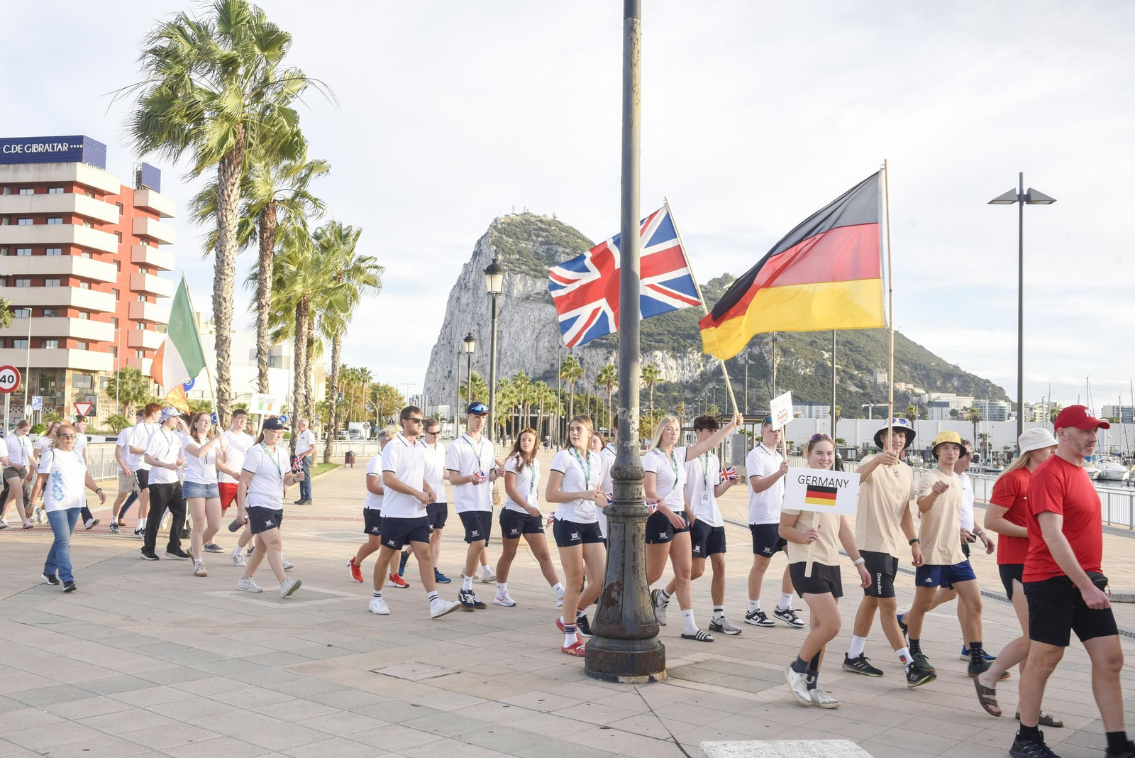 Las fotos del desfile de participantes de la Copa de la Juventud Europea de remo beach sprint de La Línea
