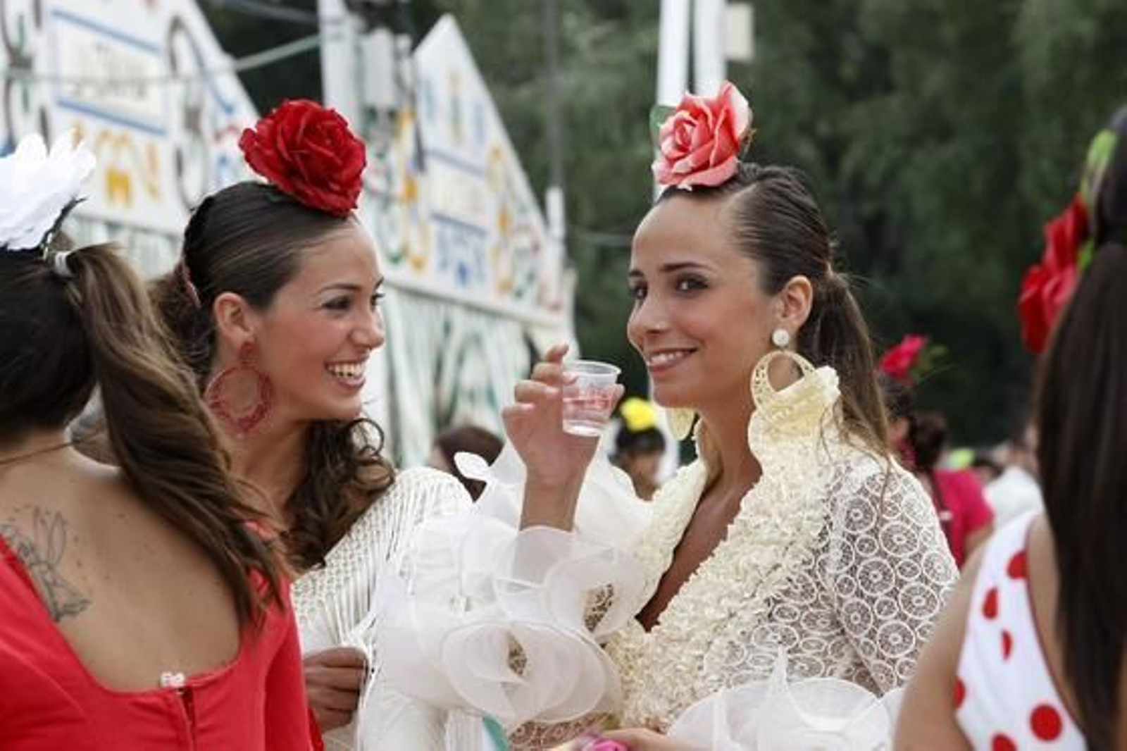 Dos jóvenes vestidas de flamenca disfrutan del 'rebujito' en la feria

Foto: Fito Carreto