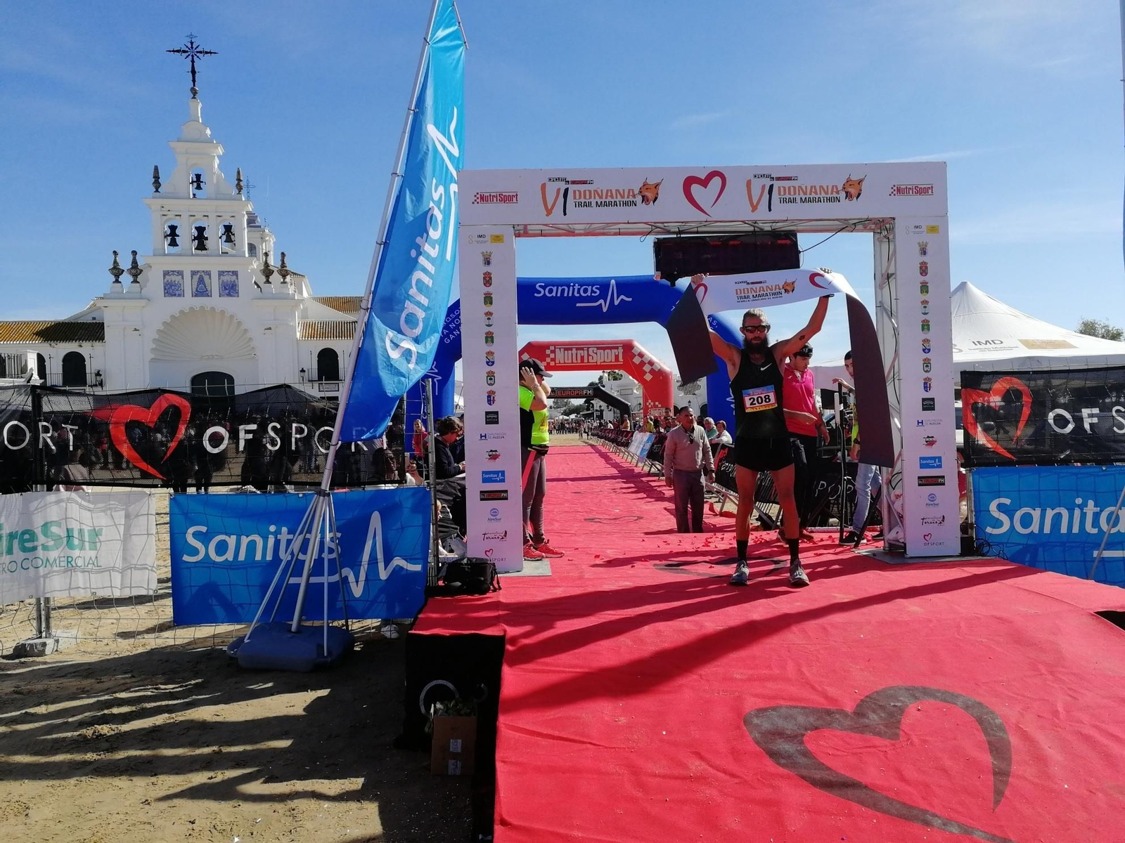 Lee Grantham cruza la meta situada en la explanada ante la ermita de la Virgen del Rocío.