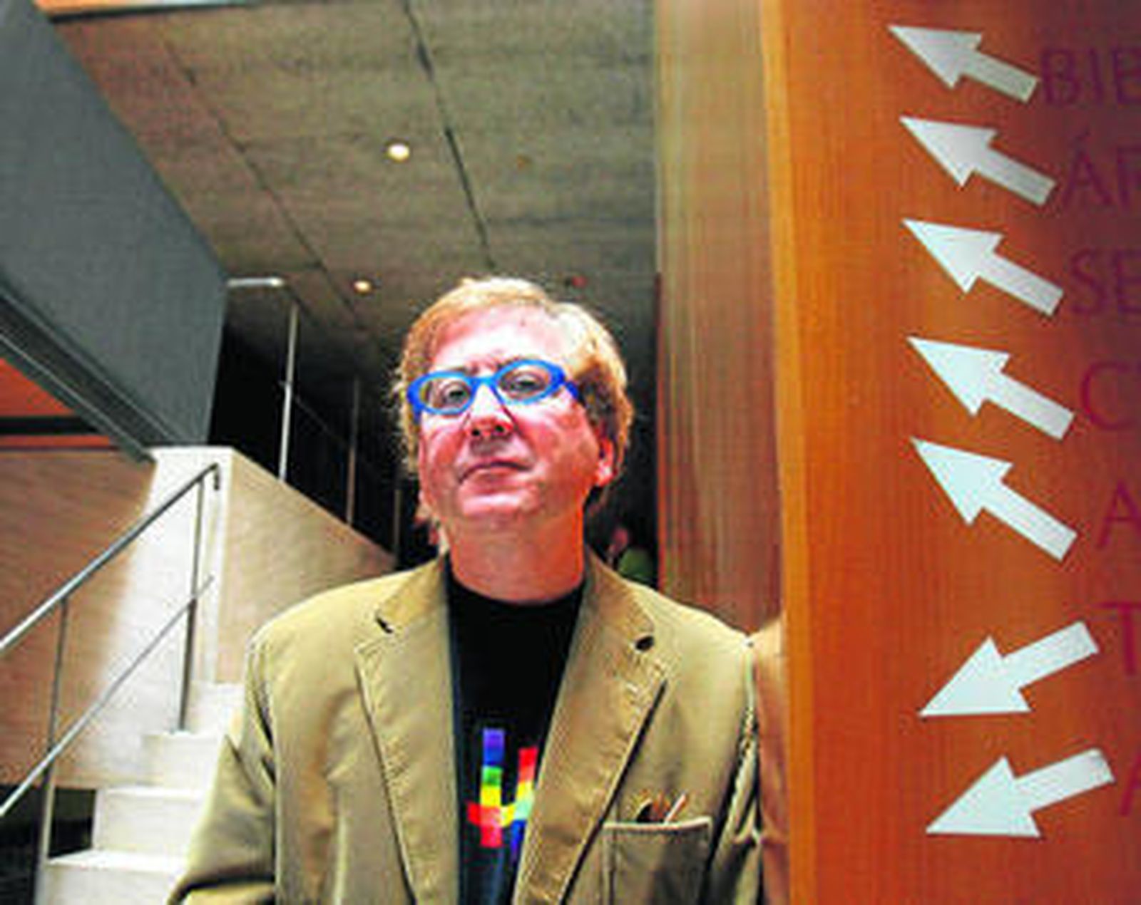 De Villena (Madrid, 1951) dedica su último libro a hablar de la gente que le cae "bien o muy bien".