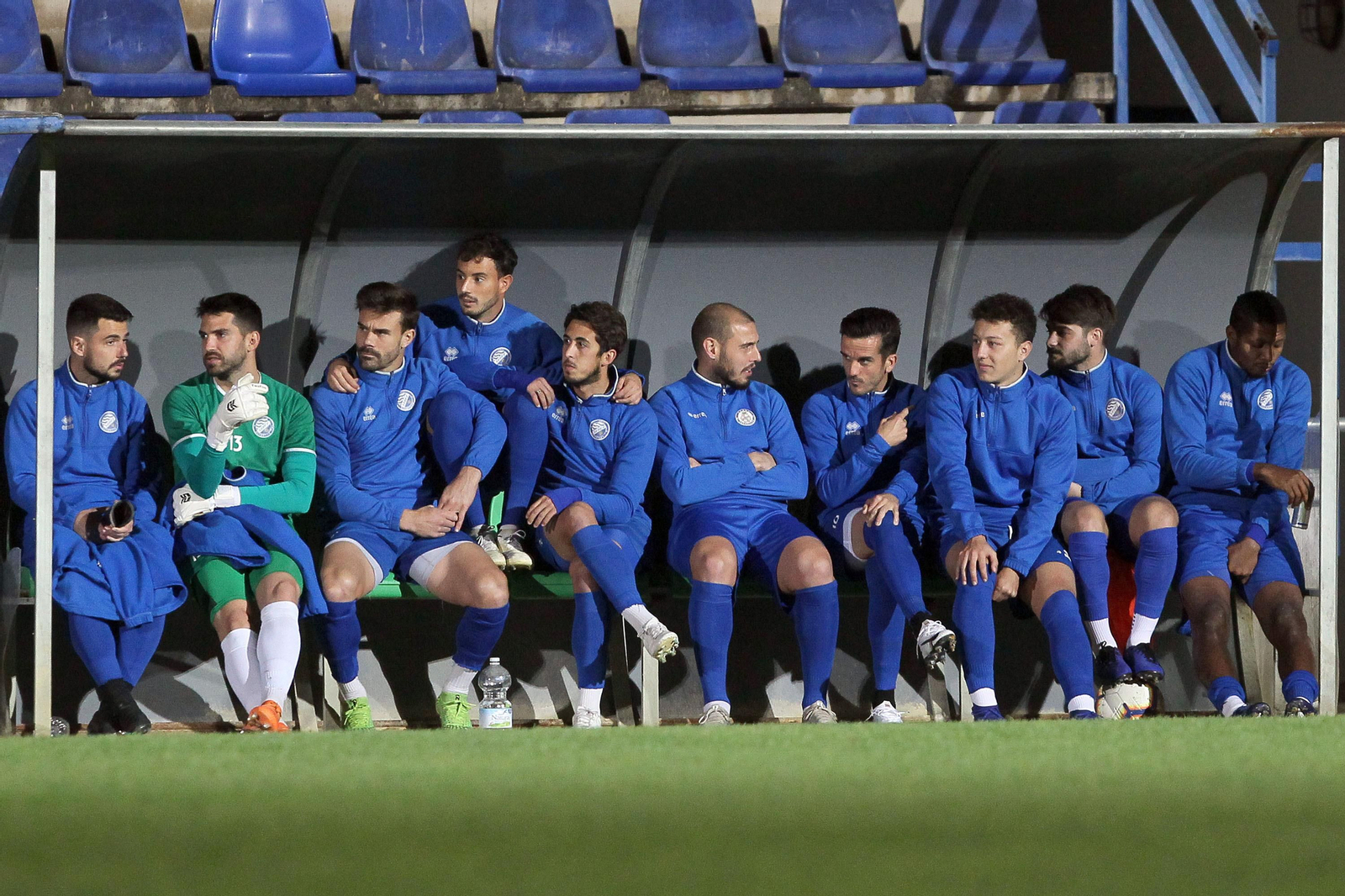 Antonio Sánchez, en el banquillo junto a sus compañeros en La Juventud.