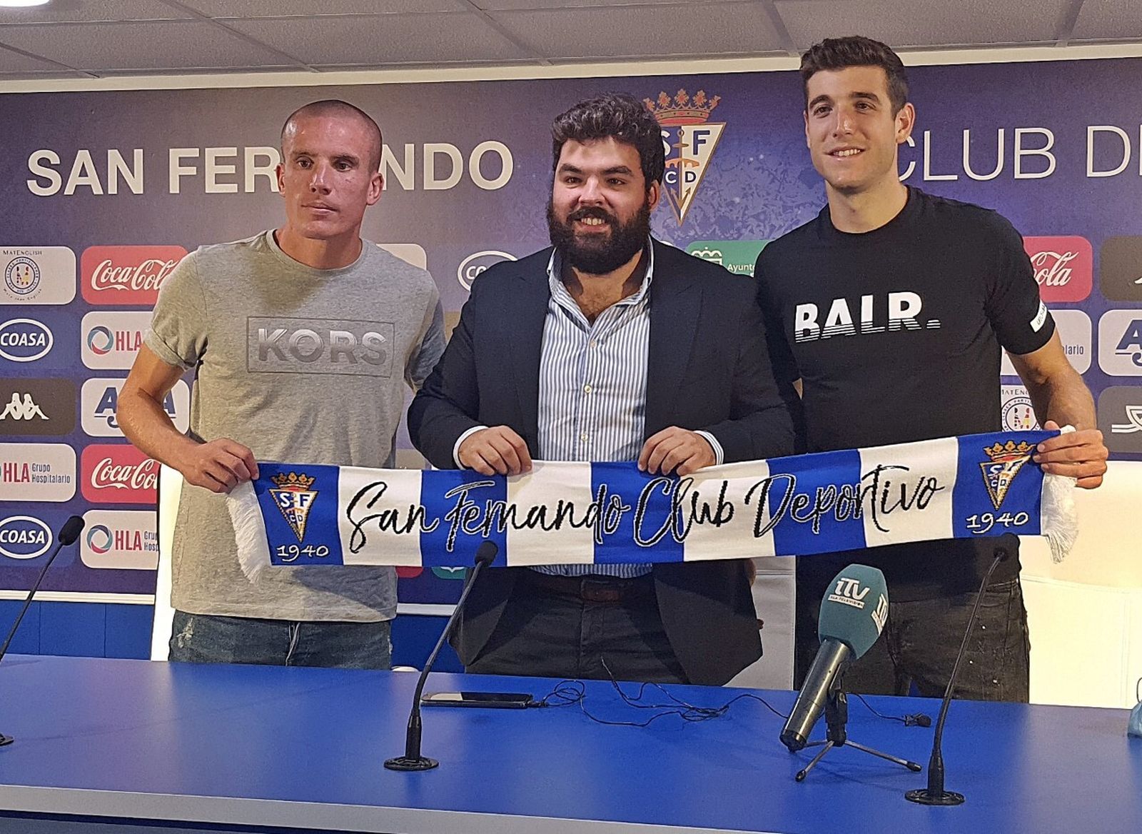 Alberto Achirica (c), el director deportivo, posa con Lolo González (i) y Javi Fernández.