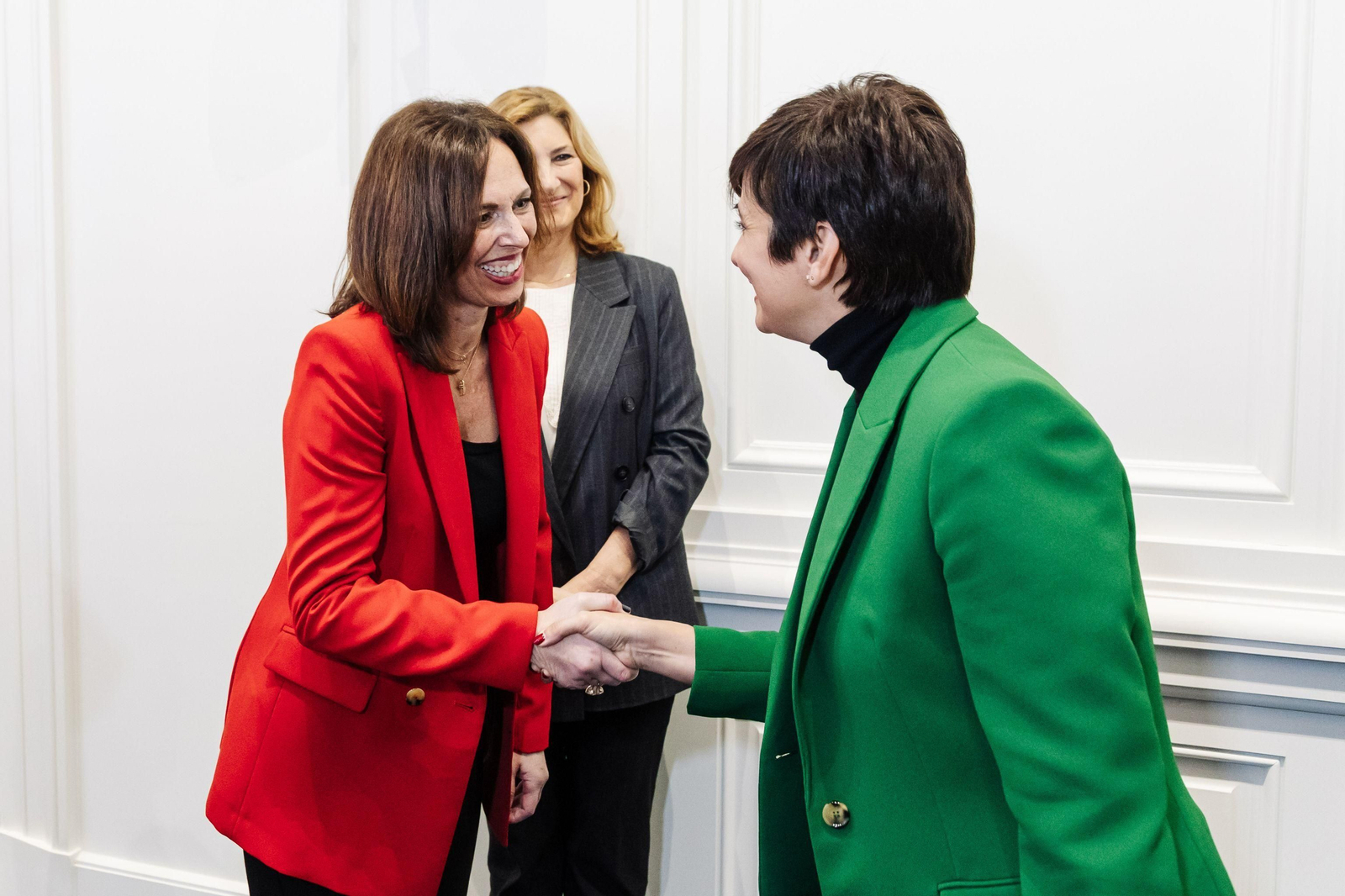 La consejera Rocío Díaz saluda a la ministra Isabel Rodríguez. La consejera Rocío Díaz saluda a la ministra Isabel Rodríguez.