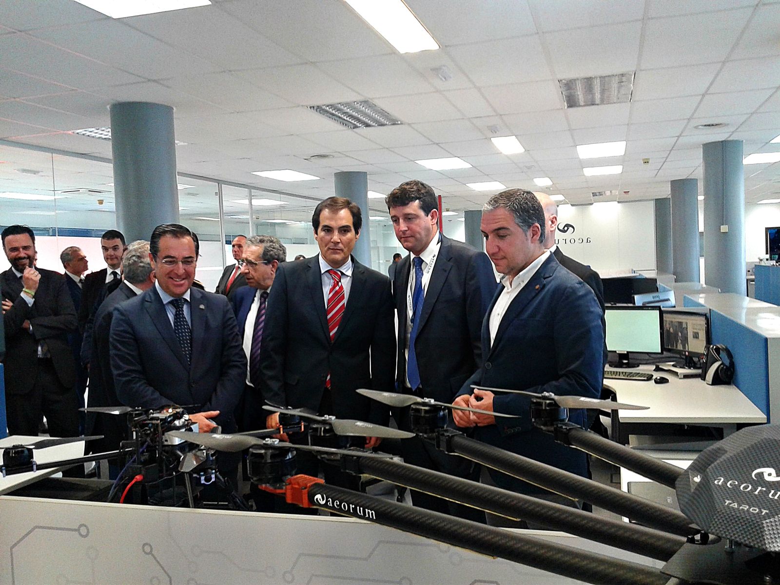 Miguel Briones, José Antonio Nieto, Jesús García Merino y Elías Bendodo durante la visita a la sede de Aeorum.