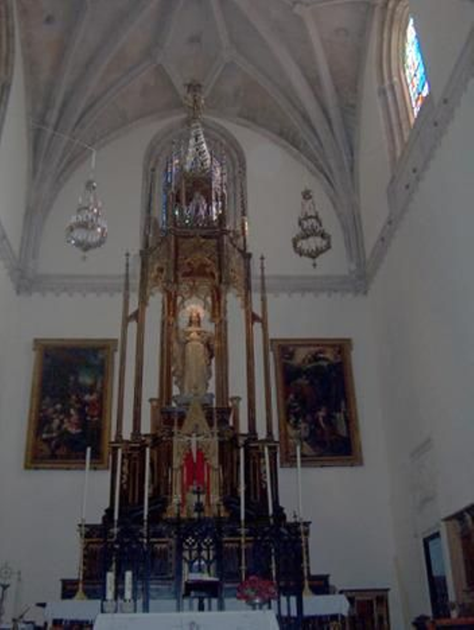 Altar mayor neogótico de la iglesia de San Mateo.