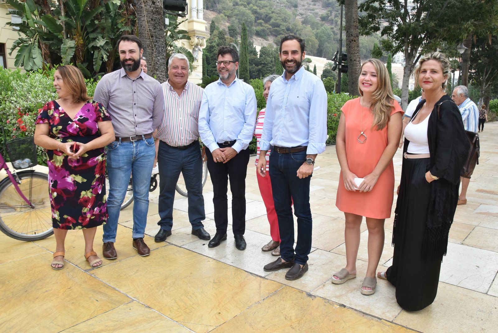 El portavoz del Grupo Municipal Socialista, Daniel Pérez, junto a miembros del partido.