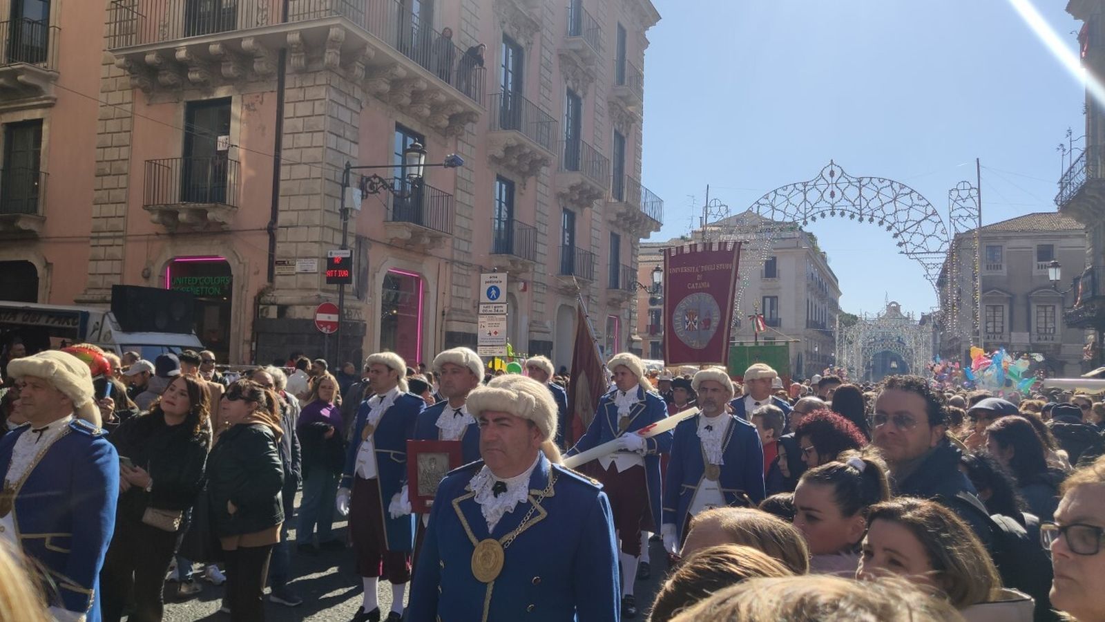 Los distintos colectivos que, con su peculiar indumentaria, participan en la ofrenda de cera.