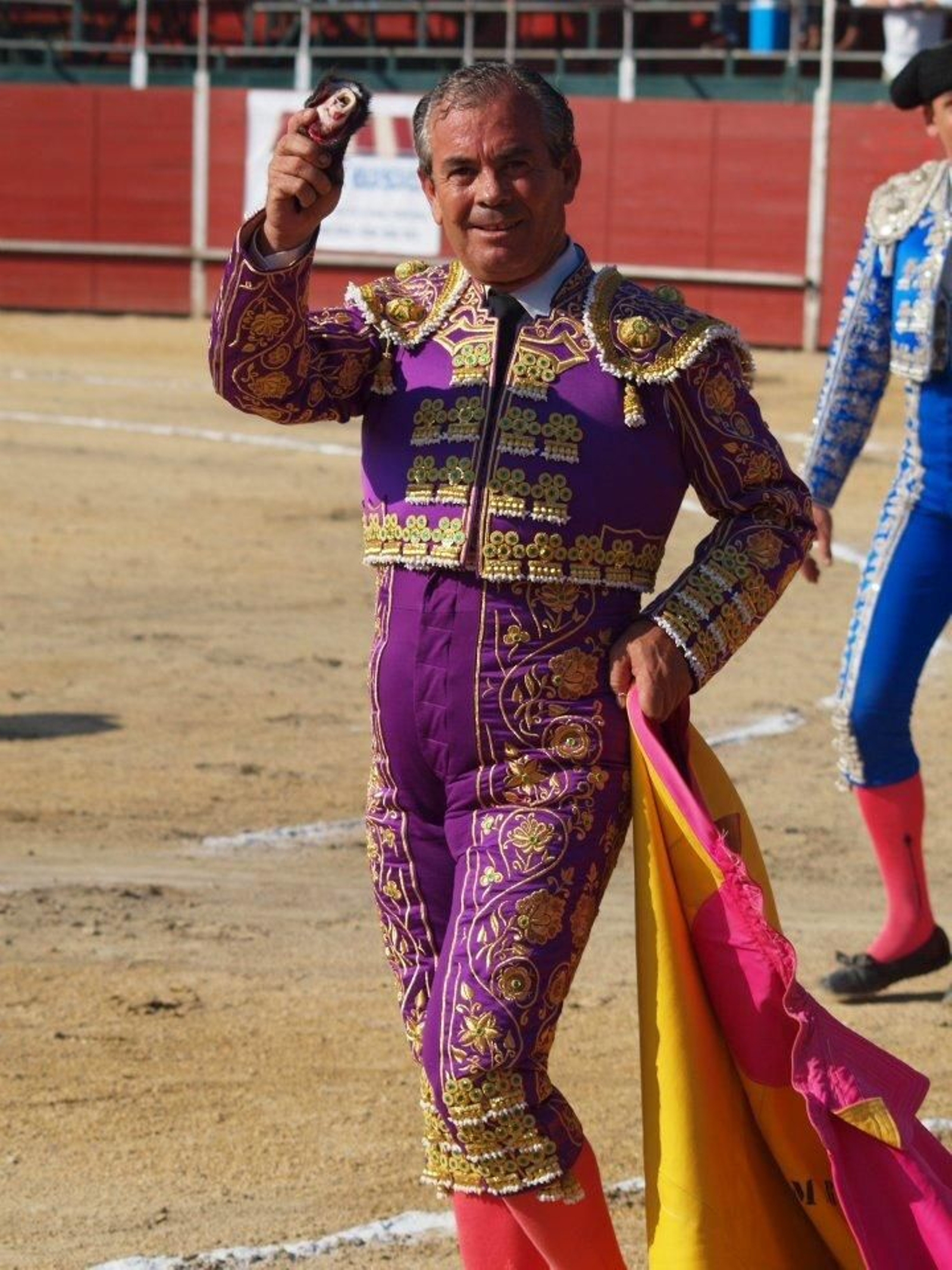 Antonio Márquez, brindando una oreja.