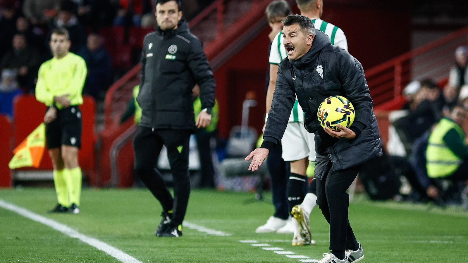 Iván Ania coge el balón durante un lance del partido.