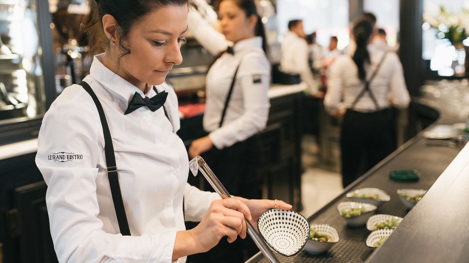 Una de las camareras prepara uno de los platos de la carta.