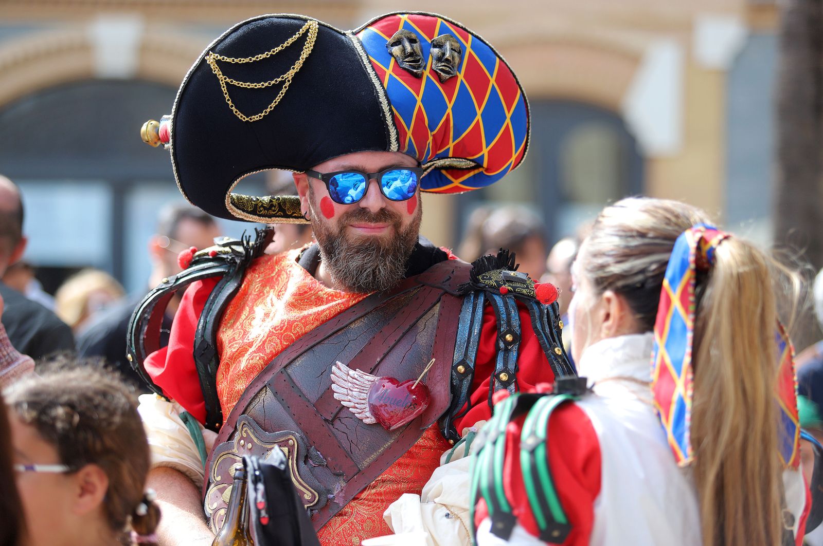 Imágenes del ambiente en la mañana de carnaval en Huelva